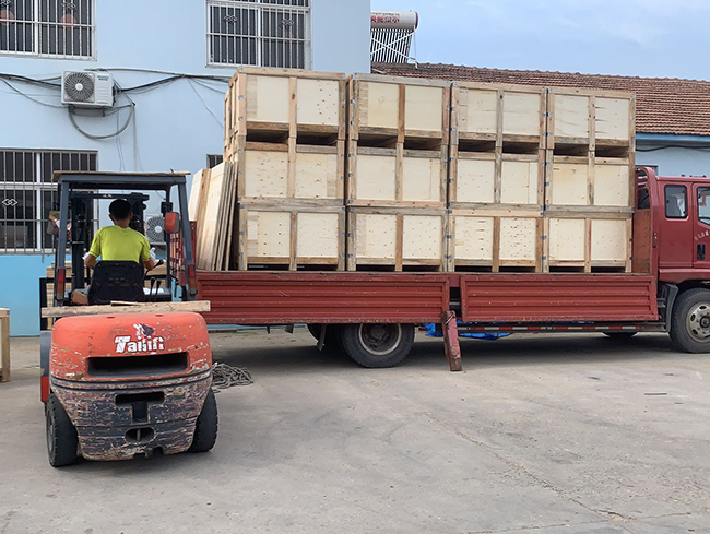 在与威海客户签订青岛木包装箱合同后，车间的师傅们加班加点生产、质检、打包发货