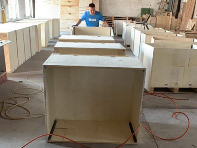 我们青岛木包装箱车间在每次的生产中都是用心制作