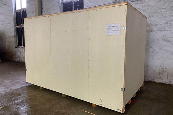 这些批量下单让我们青岛木包装箱生产车间开启了忙碌景象