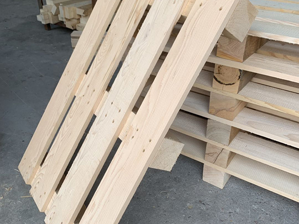 为了货物能准时的到达目的地，我们青岛木托盘人有时候加班到凌晨两三点，昨天晚上的一场雨，空气中透露着丝丝的凉爽