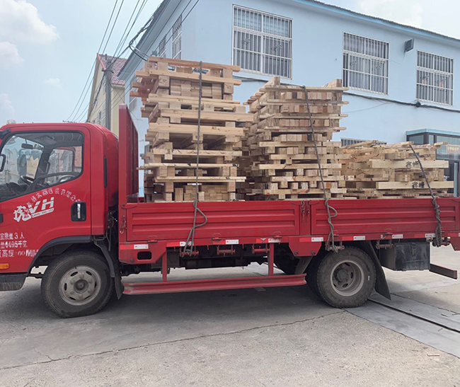 在我们青岛木托盘车间内我们公司技术指导现场现场解说，客户在我们生产现场对我们的生产工艺以及原材料表示赞许