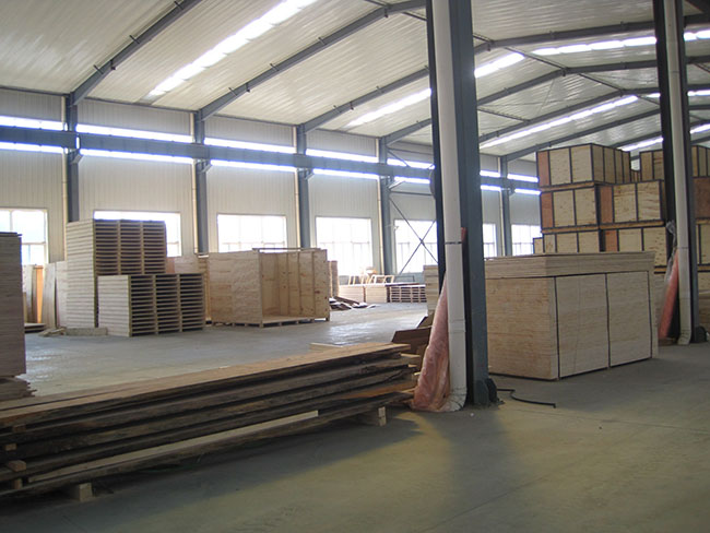 客户先是对我们的青岛木托盘生产车间进行了参观，后又对我们的新品进行了工艺上的参观。