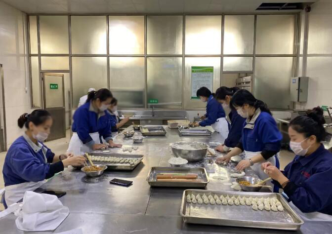 职工餐厅内用餐的青岛木托盘职工们如果吃到了含“惊喜”的饺子，就可以领取精美礼品一份。