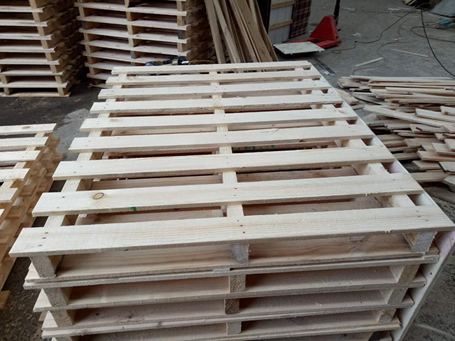 在我们青岛木托盘生产车间查看了我们实木产品，通过我们实木产品加工成托盘后的每个工序后，客户表示我们的产品质量很是可靠