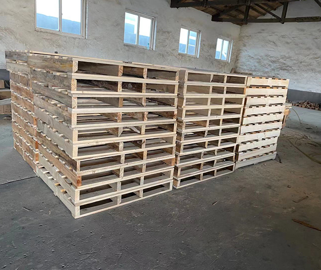 观完后还带领了客户参观了我们青岛木托盘这次新上的新品牢固胶合板木托盘产品