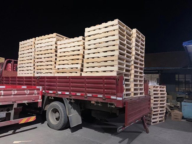 青岛鑫丰木托盘订单不断夜间发货忙