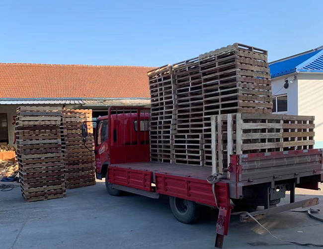 青岛鑫丰木器厂区内又一批免熏蒸实木托盘即将发出