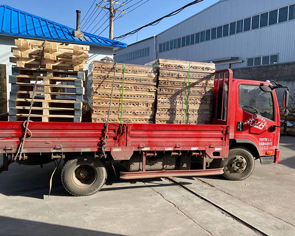 青岛鑫峰实木托盘发往快递公司