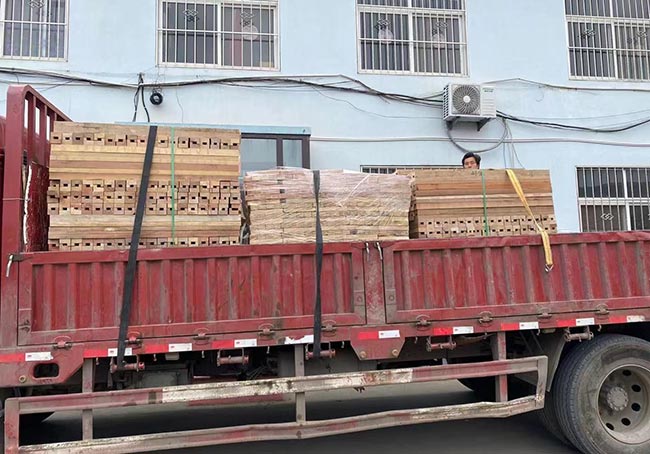 外贸老客户订购的四角全包铁护角托盘产品发货